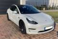 A Tesla Model 3 fehér színben is bérelhető